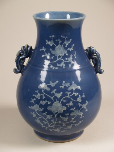 Vaas, donkerblauw, met 2 oren en decor van bloemen in wit slib onder het glazuur